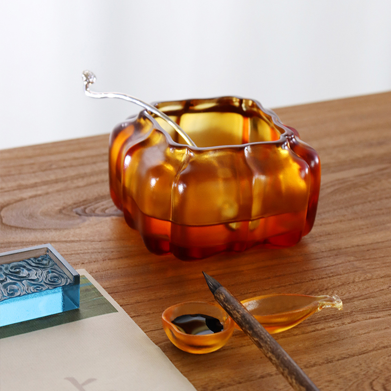 Oală cu apă în formă de dovleac din sticlă cristal violet