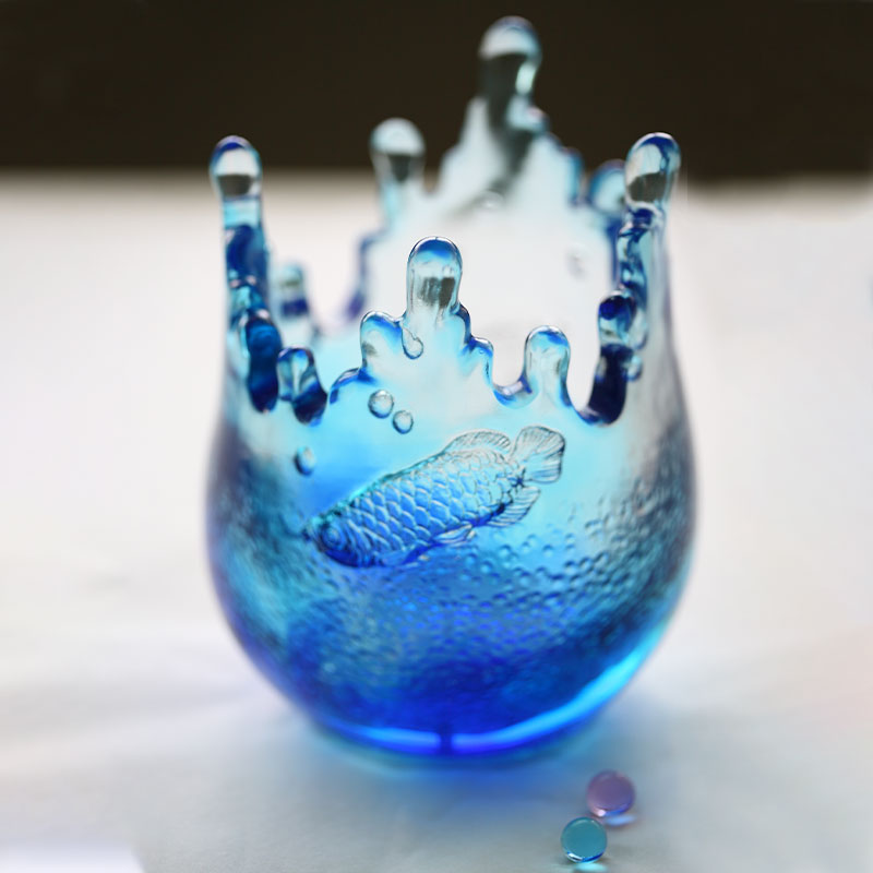 Ornamente de sticlă albastră gravate cu modele de pește