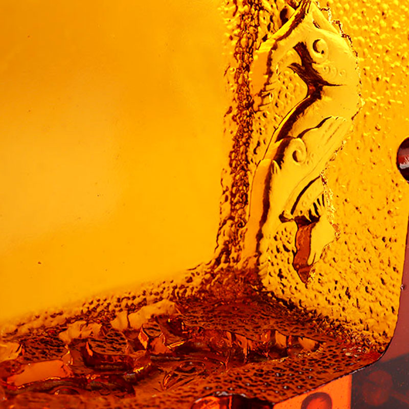 Scrumieră roșie din sticlă cu modele rafinate de animale în relief