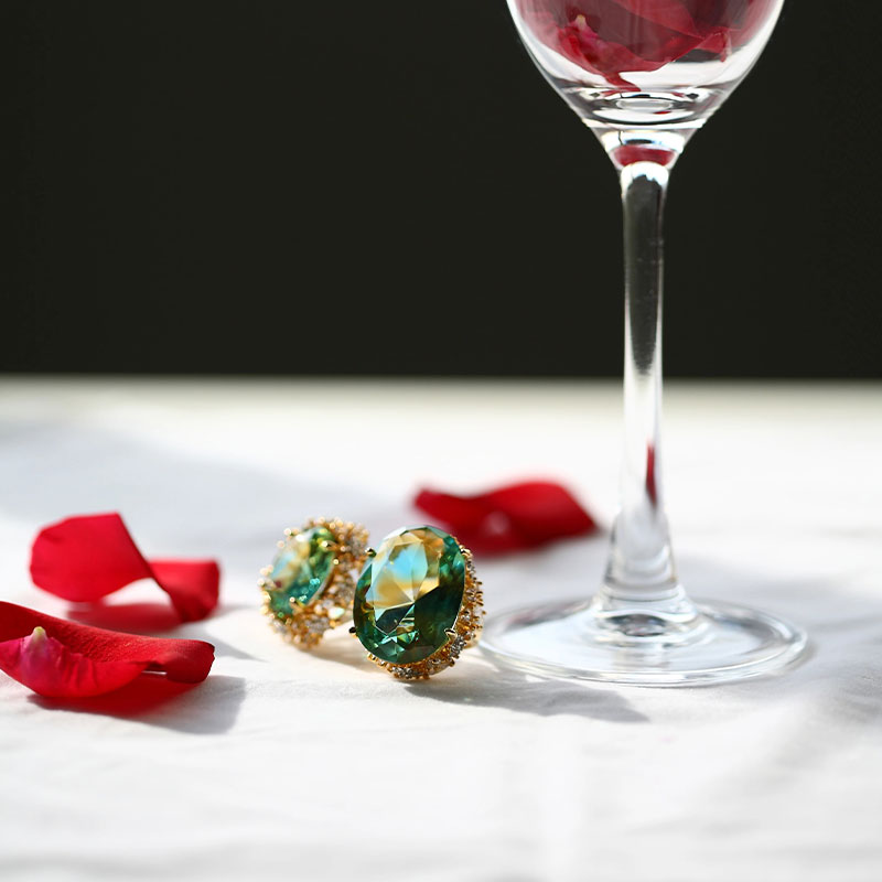 Cercei din sticla verde cu tampoane aurii pentru urechi