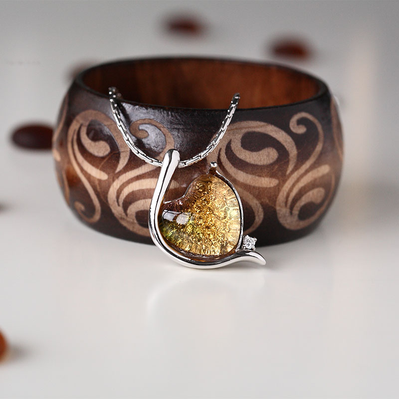 Bratara eleganta de culoare argintie incrustata cu pandantiv de sticla