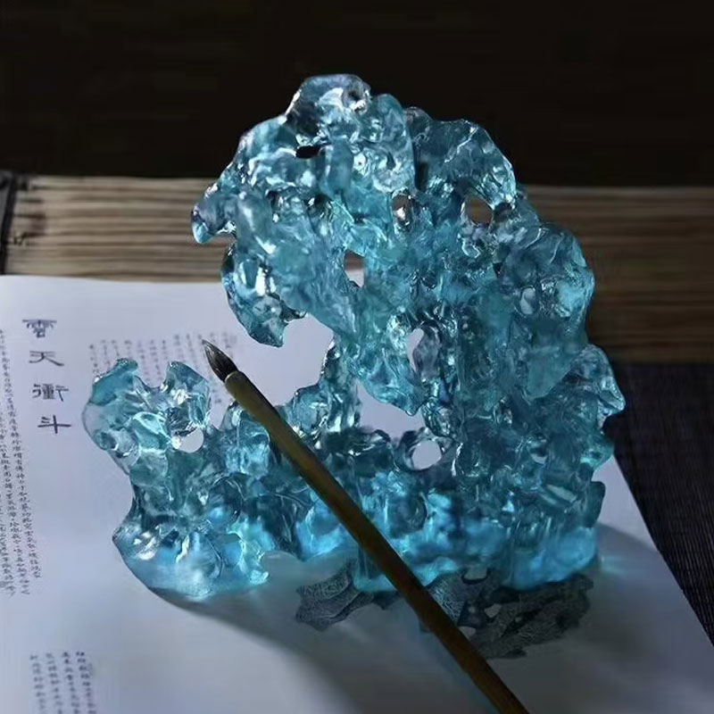 Ornamente de sticlă de culoare albastră în formă de stâncă