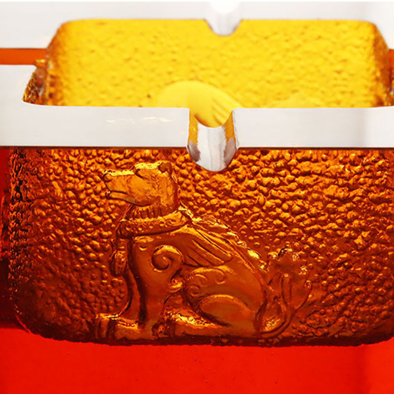 Scrumieră roșie din sticlă cu modele rafinate de animale în relief