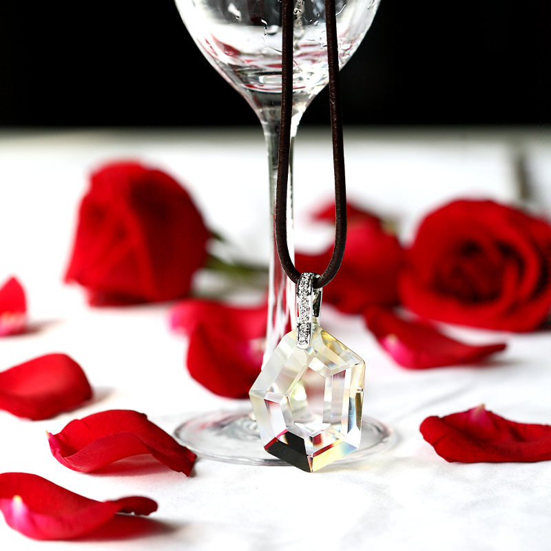 Colier de culoare argintie cu model de pandantiv de sticlă de montare