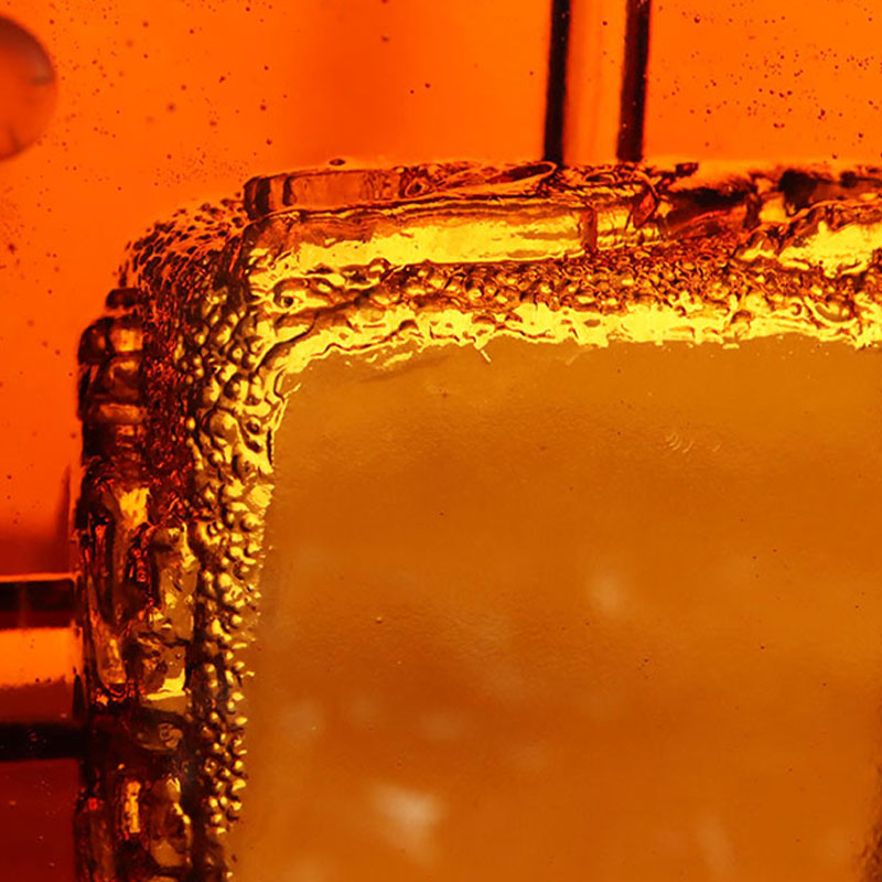 Scrumieră roșie din sticlă cu modele rafinate de animale în relief