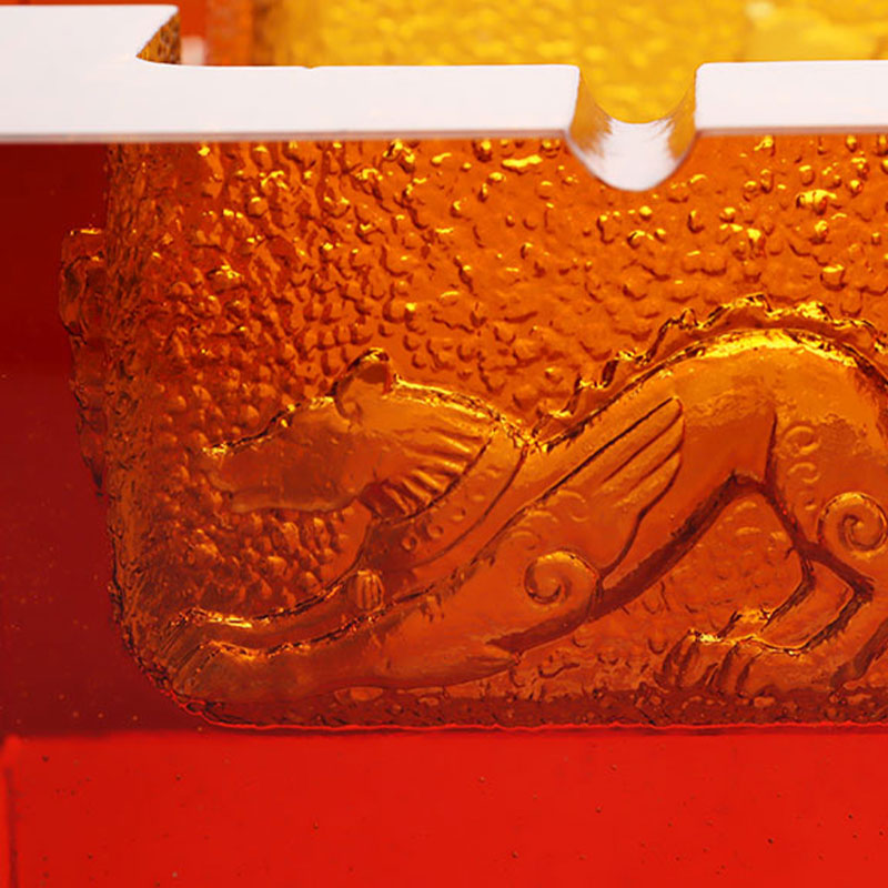 Scrumieră roșie din sticlă cu modele rafinate de animale în relief