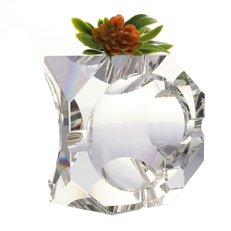 Scrumiera din cristal transparent cu design geometric simplu