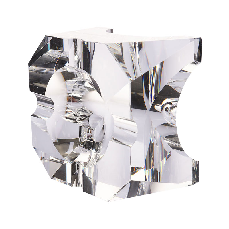 Scrumiera din cristal transparent cu design geometric simplu