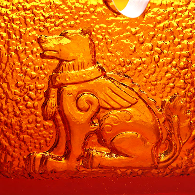 Scrumieră roșie din sticlă cu modele rafinate de animale în relief