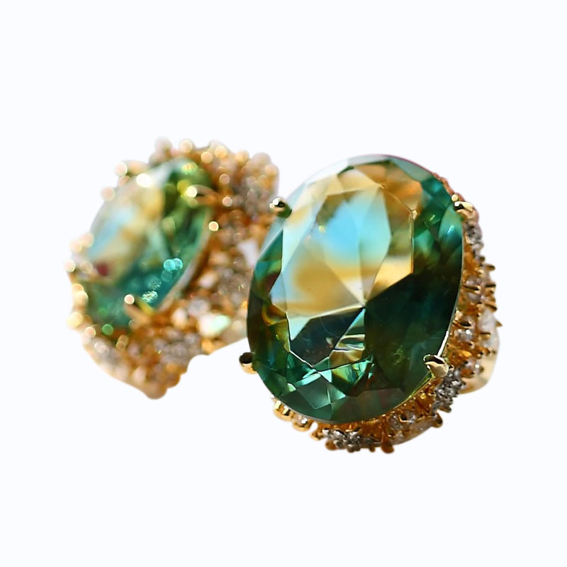 Cercei din sticla verde cu tampoane aurii pentru urechi