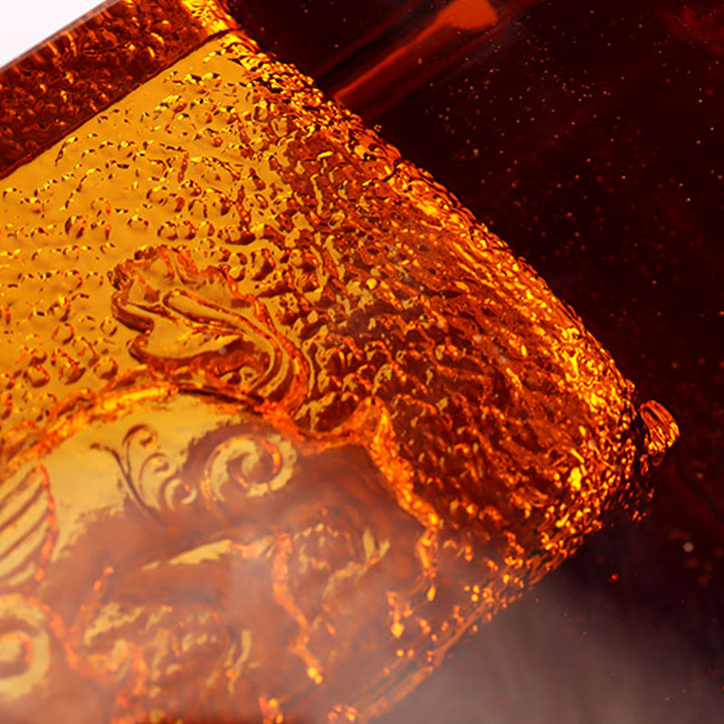 Scrumieră roșie din sticlă cu modele rafinate de animale în relief