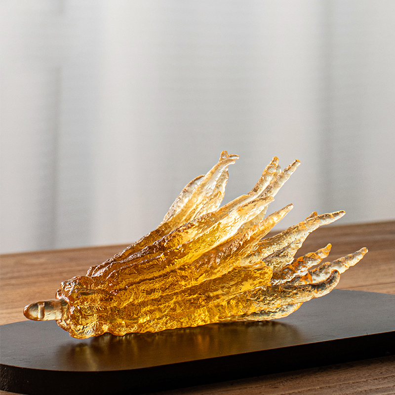 Suport pentru tămâie din sticlă aurie în formă de mână