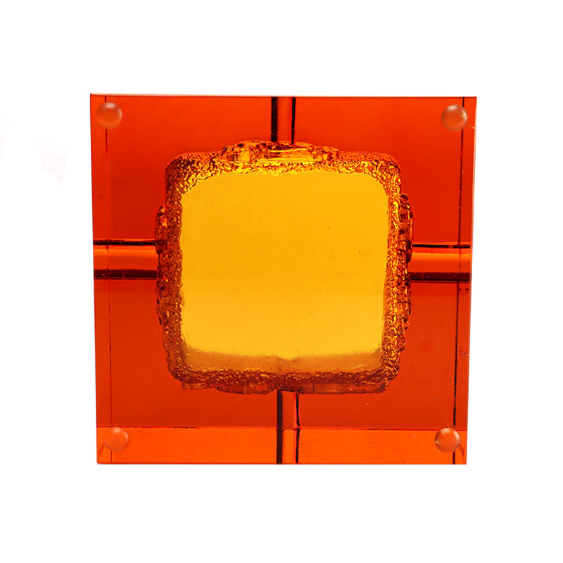 Scrumieră roșie din sticlă cu modele rafinate de animale în relief