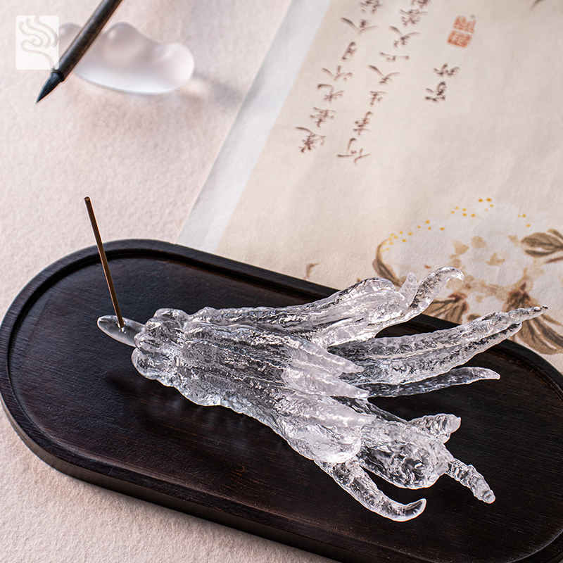 Suport pentru tămâie din sticlă aurie în formă de mână