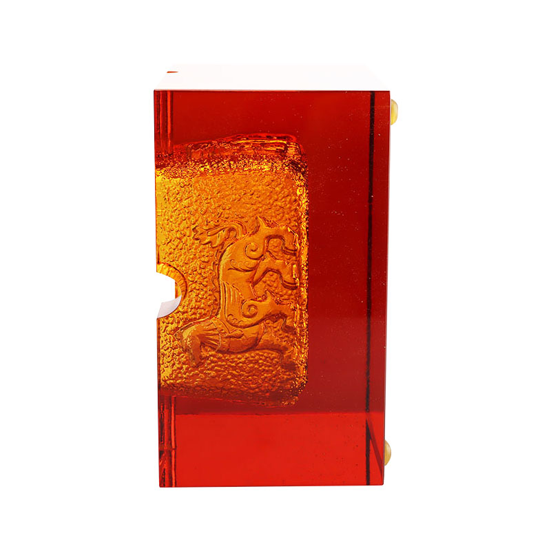 Scrumieră roșie din sticlă cu modele rafinate de animale în relief