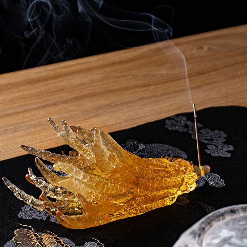 Suport pentru tămâie din sticlă aurie în formă de mână