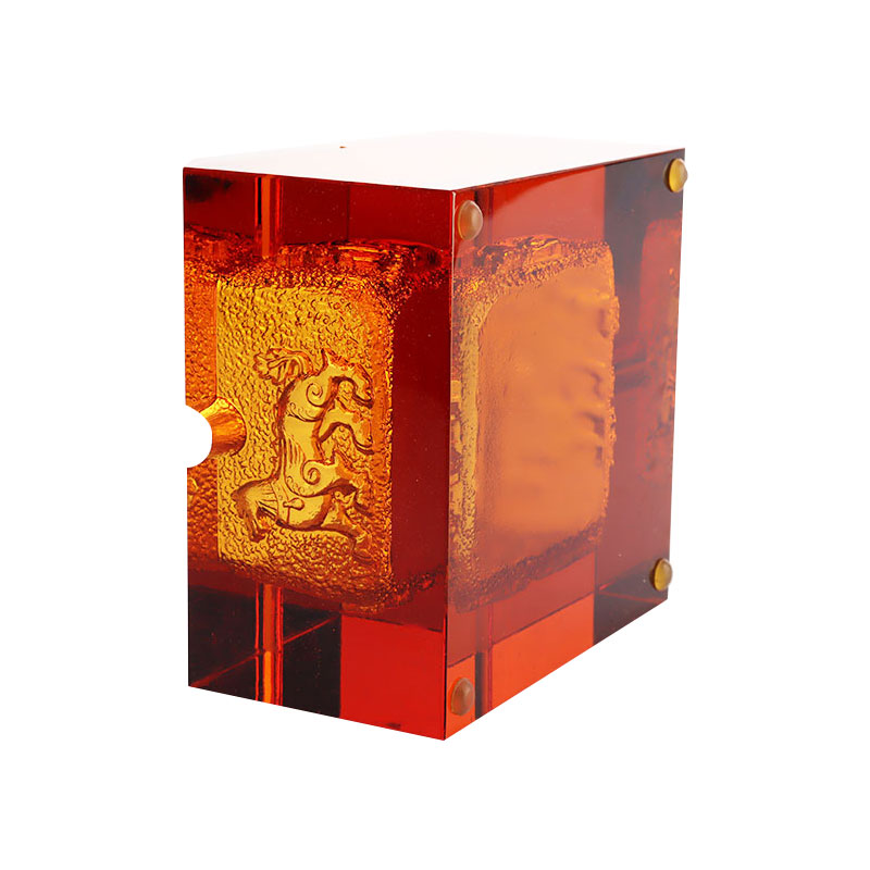 Scrumieră roșie din sticlă cu modele rafinate de animale în relief