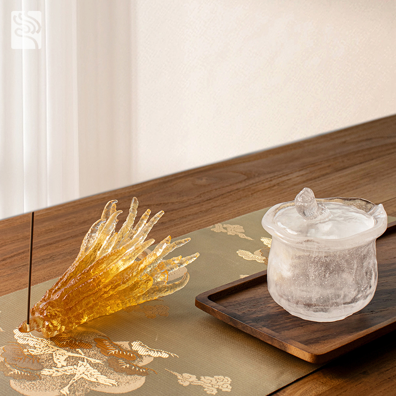 Suport pentru tămâie din sticlă aurie în formă de mână