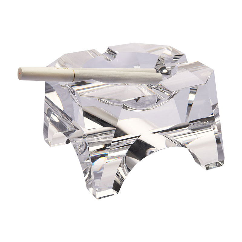 Scrumiera din cristal transparent cu design geometric simplu