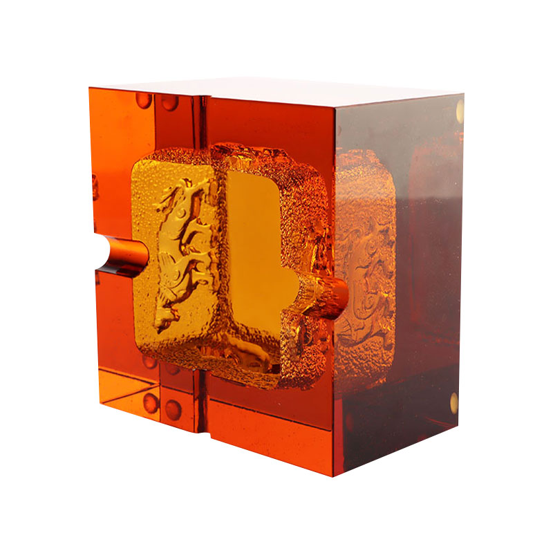 Scrumieră roșie din sticlă cu modele rafinate de animale în relief