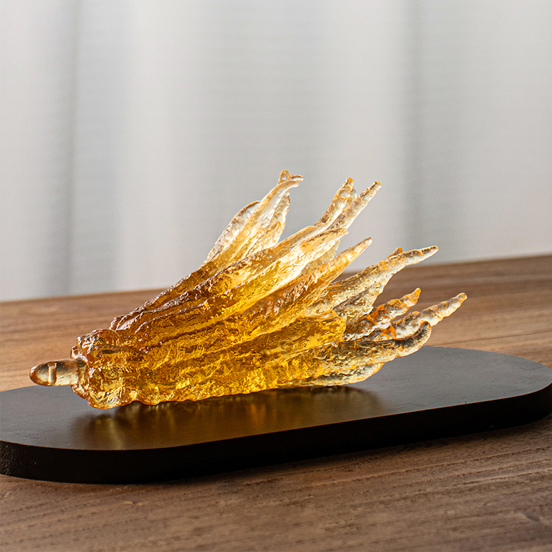 Suport pentru tămâie din sticlă aurie în formă de mână