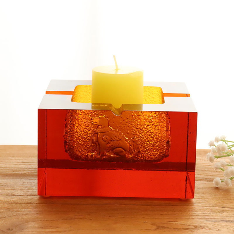 Scrumieră roșie din sticlă cu modele rafinate de animale în relief