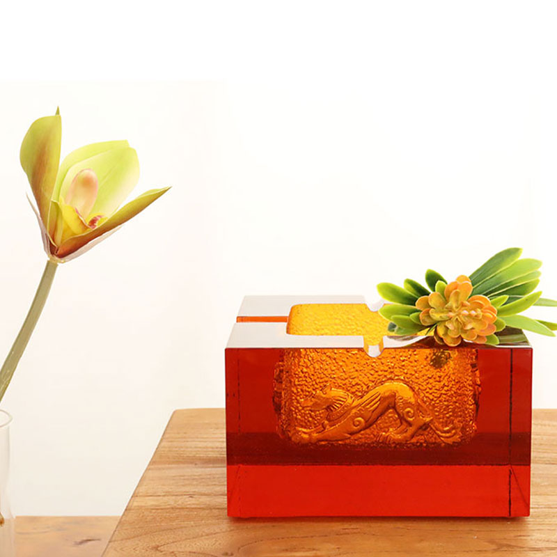 Scrumieră roșie din sticlă cu modele rafinate de animale în relief