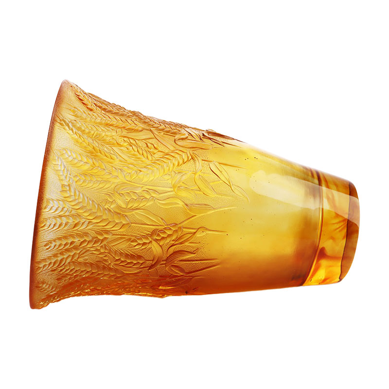 Vasă din sticlă chihlimbar în relief cu spice de grâu