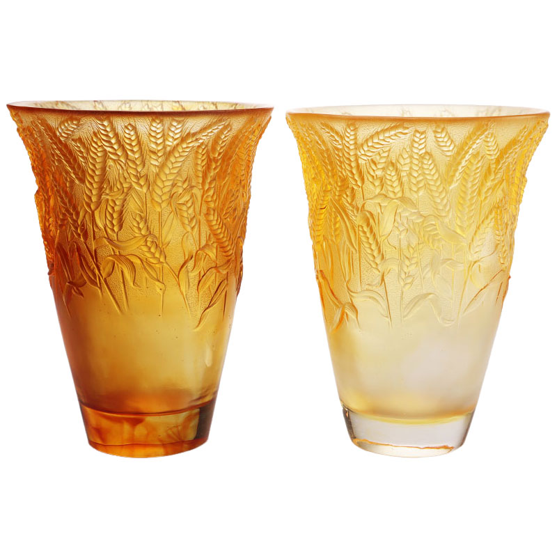 Vasă din sticlă chihlimbar în relief cu spice de grâu