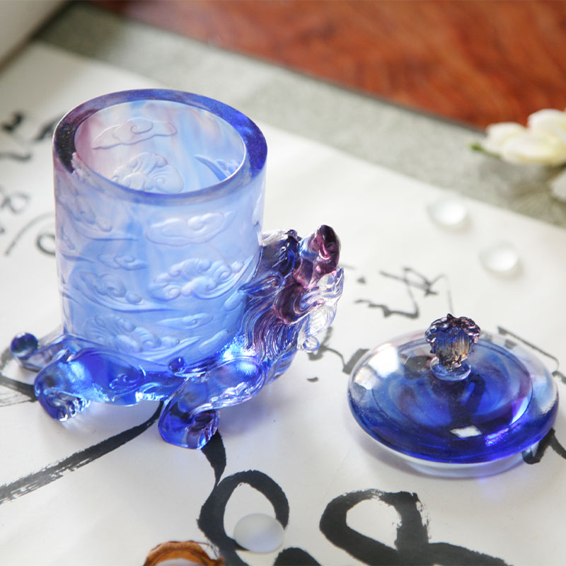 Pahar din cristal albastru cu capac, baza fiara mitica