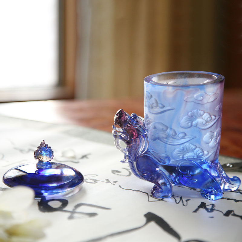 Pahar din cristal albastru cu capac, baza fiara mitica