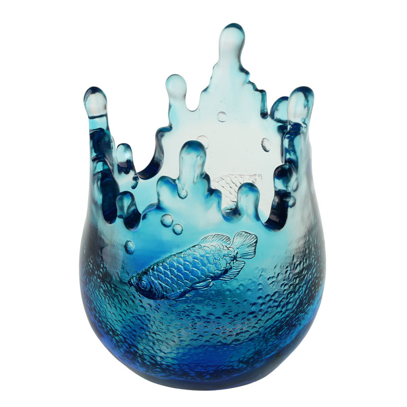 Ornamente de sticlă albastră gravate cu modele de pește