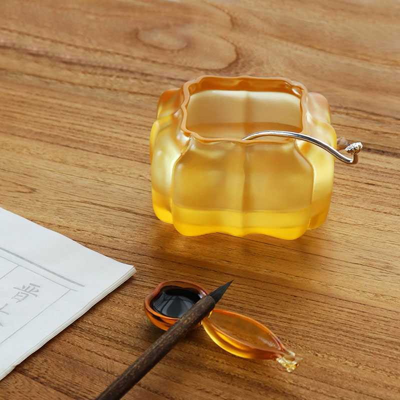 Oală cu apă în formă de dovleac din sticlă cristal violet