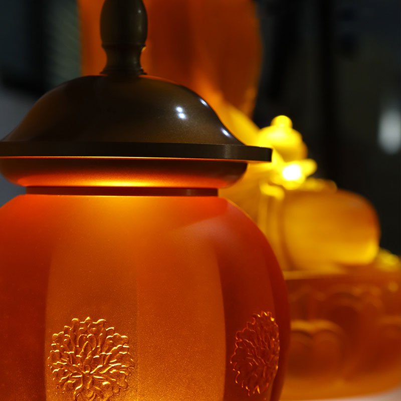 Set de ofrande din sticlă de aur din seria „Bao Xiang Hua”.