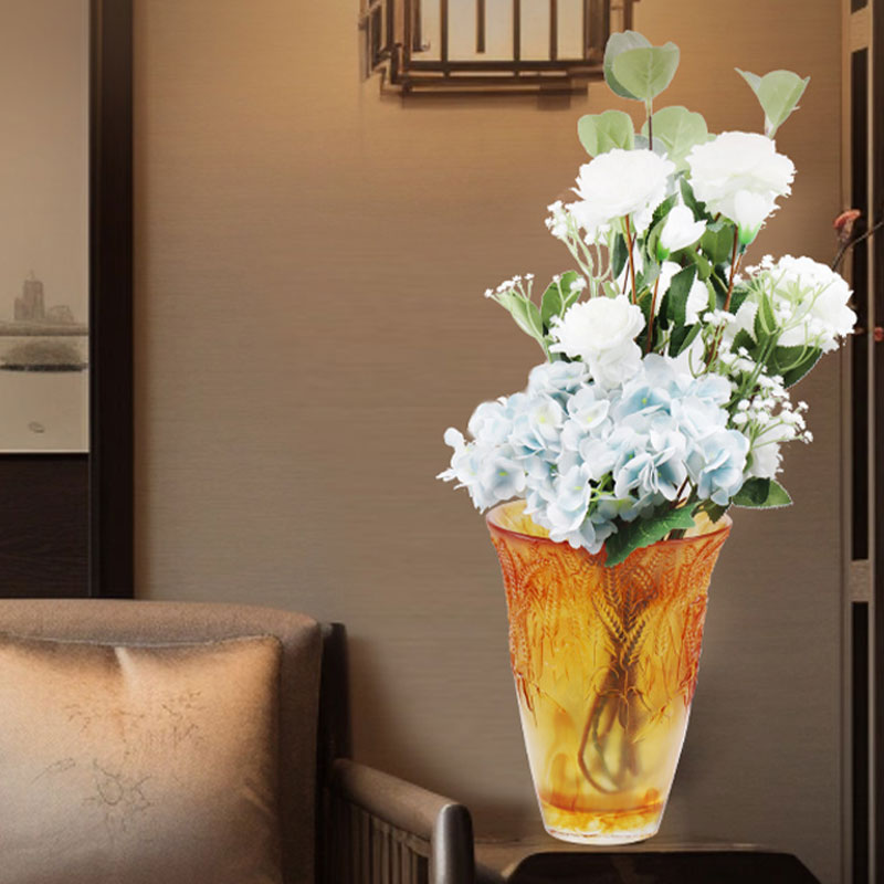 Vasă din sticlă chihlimbar în relief cu spice de grâu