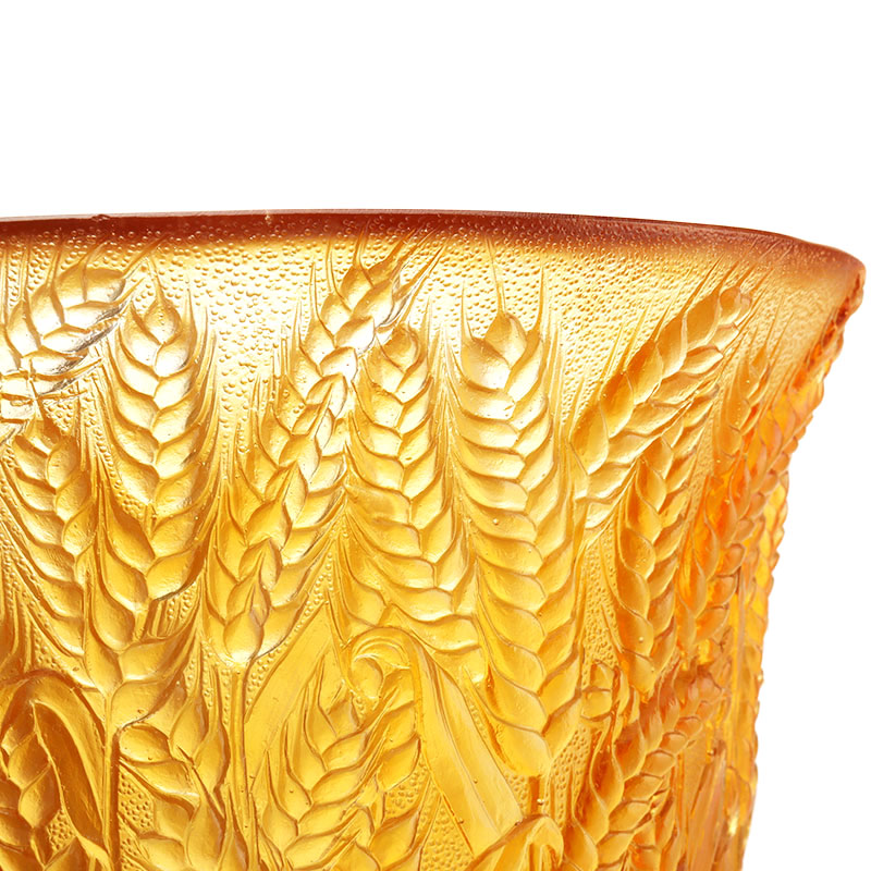 Vasă din sticlă chihlimbar în relief cu spice de grâu