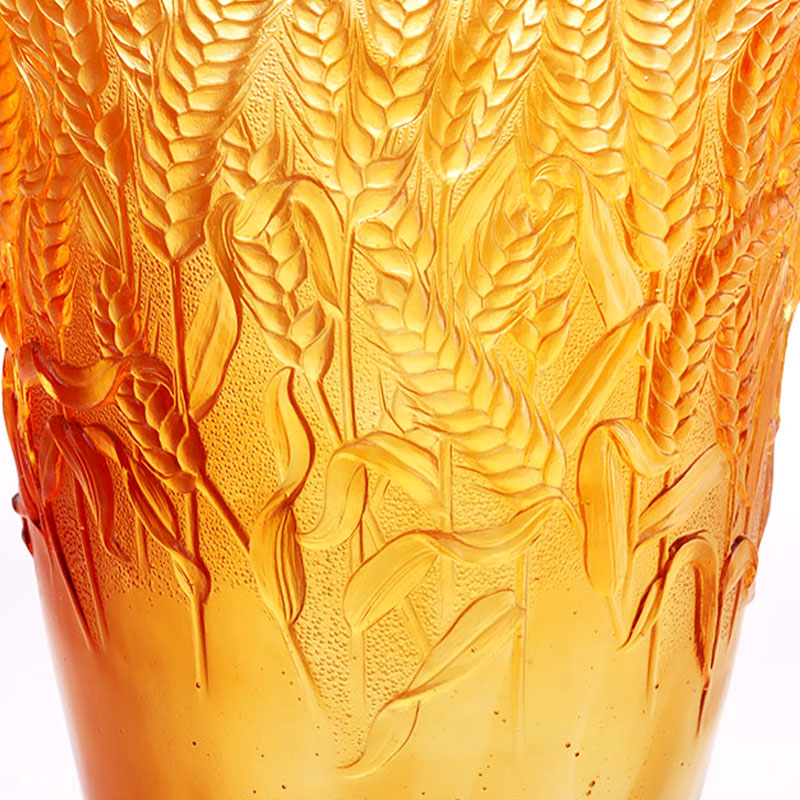 Vasă din sticlă chihlimbar în relief cu spice de grâu