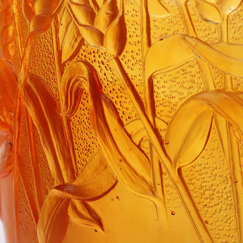 Vasă din sticlă chihlimbar în relief cu spice de grâu