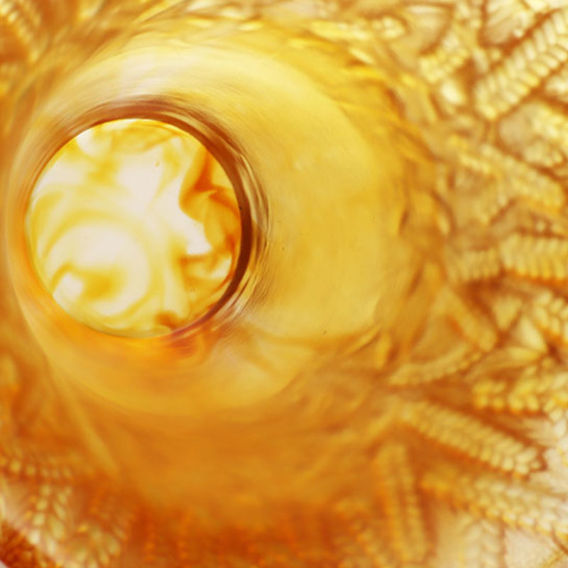 Vasă din sticlă chihlimbar în relief cu spice de grâu