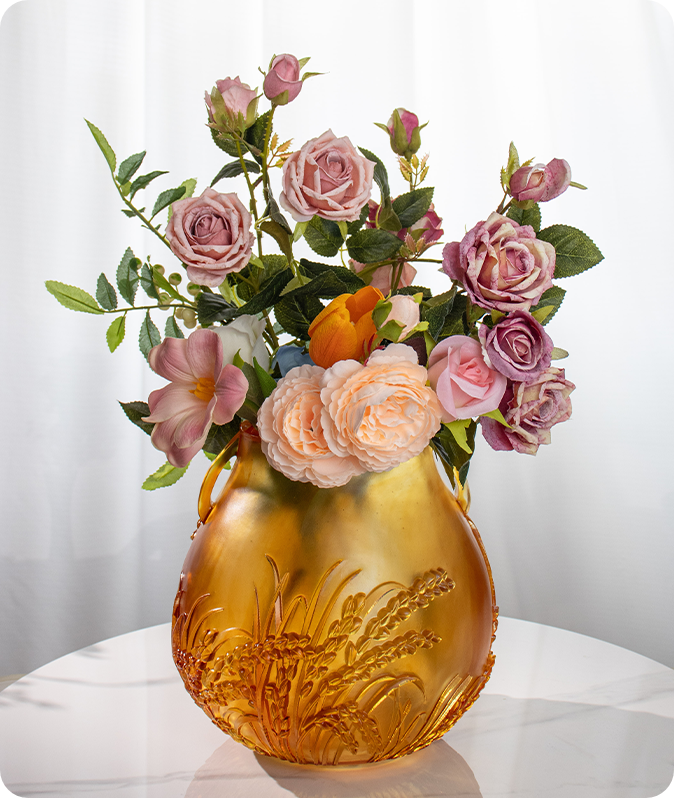 Promisiunea unei recolte abundente: un vas de sticlă cu două mânere