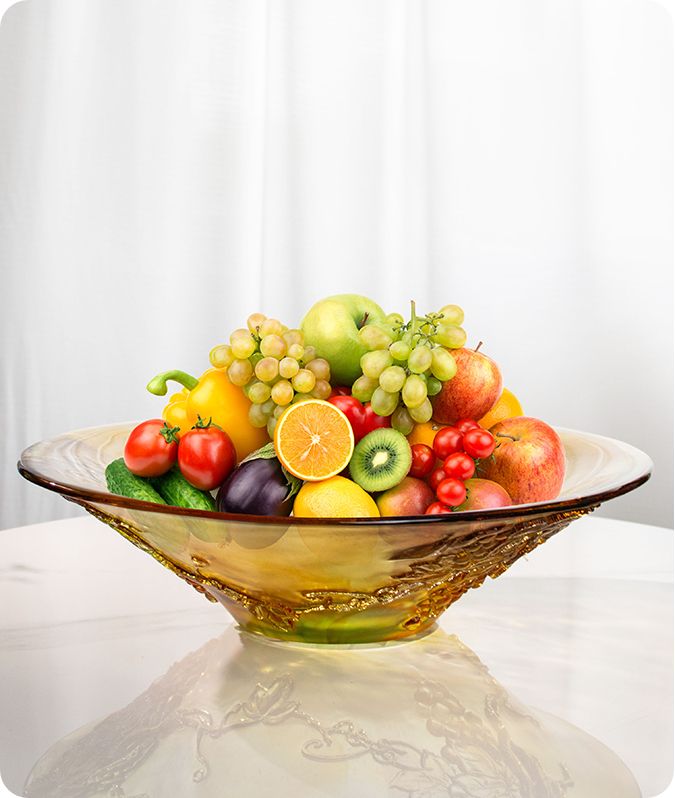 Un vas de sticlă cu gura largă, încărcat cu fructe